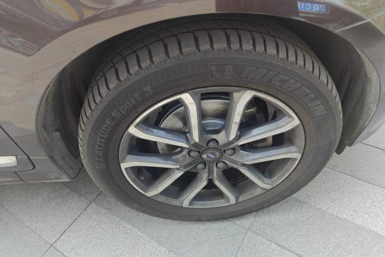 Used Volvo XC60 2017 T5 AWD Smart Drive Edition Right Front Wheel Hub