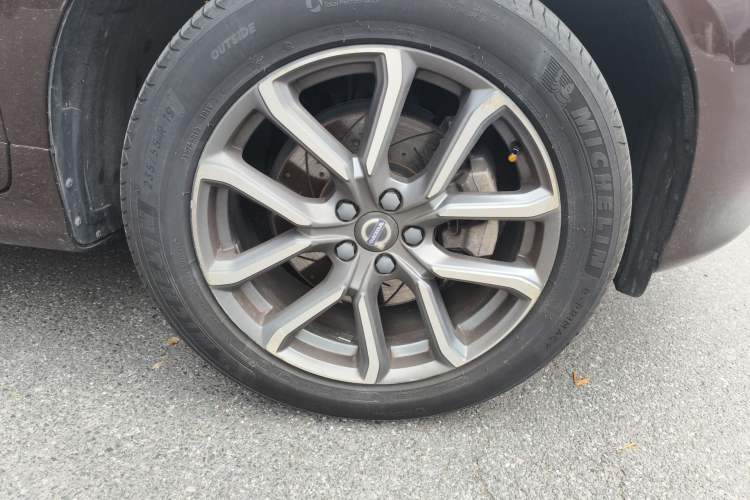 Used Volvo XC60 2017 T5 AWD Smart Upgrade Edition Right Front Wheel Hub