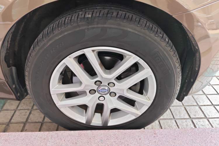 Used Volvo XC60 2017 T5 AWD Smart Upgrade Model Right Front Wheel Hub