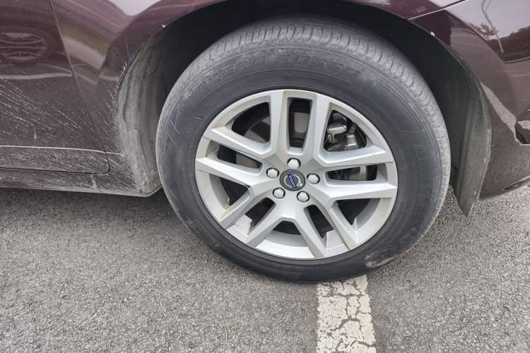 Used Volvo XC60 2017 T5 Smart Upgrade Edition Right Front Wheel Hub