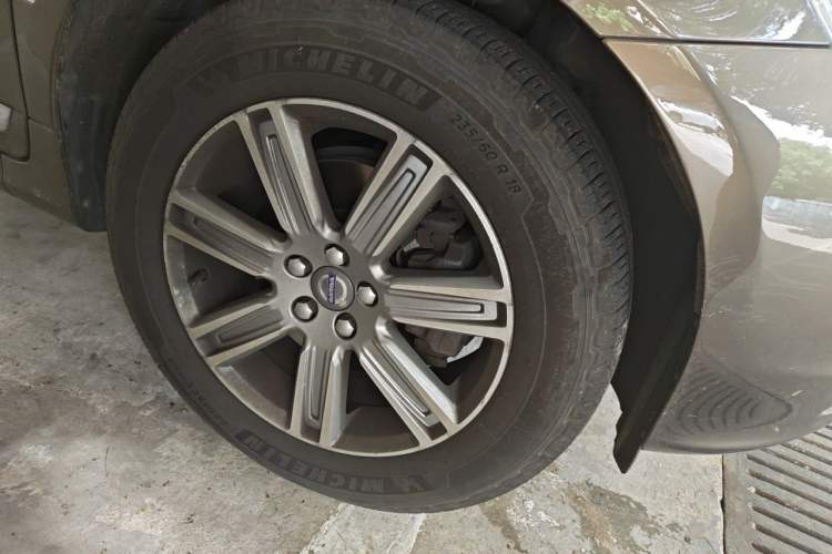 Used Volvo XC60 2017 T5 AWD Smart Range Edition Right Front Wheel Hub
