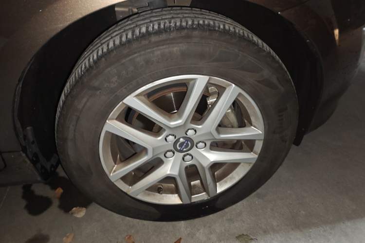 Used Volvo XC60 2017 T5 Smart Upgrade Edition Right Front Wheel Hub