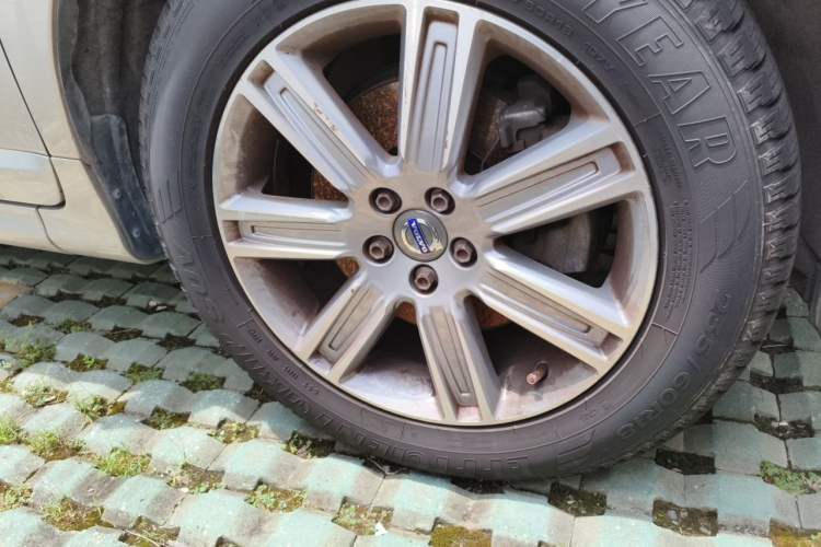 Used Volvo XC60 2017 T5 AWD Smart Upgrade Edition Right Front Wheel Hub