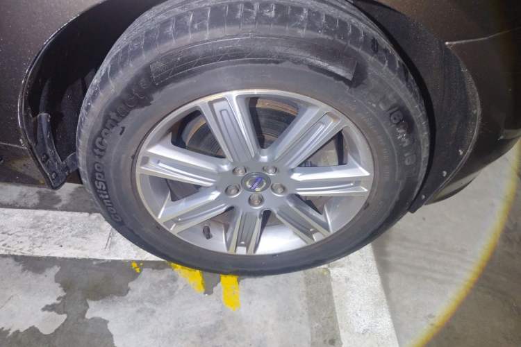 Used Volvo XC60 2017 T5 AWD Smart Upgrade Edition Right Front Wheel Hub