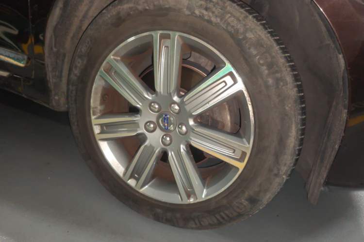 Used Volvo XC60 2017 T5 AWD Smart Range Edition Right Front Wheel Hub