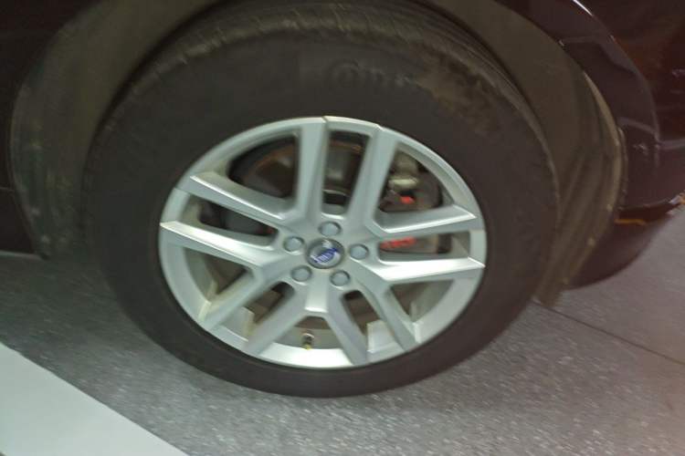 Used Volvo XC60 2017 T5 Smart Upgrade Edition Right Front Wheel Hub