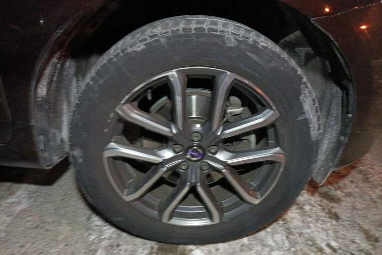 Used Volvo XC60 2017 T5 AWD Smart Upgrade Edition Right Front Wheel Hub