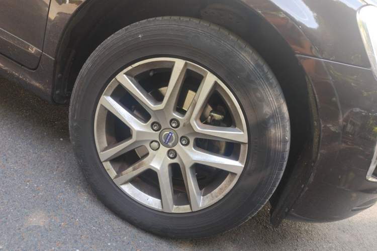 Used Volvo XC60 2017 T5 Smart Upgrade Edition Right Front Wheel Hub