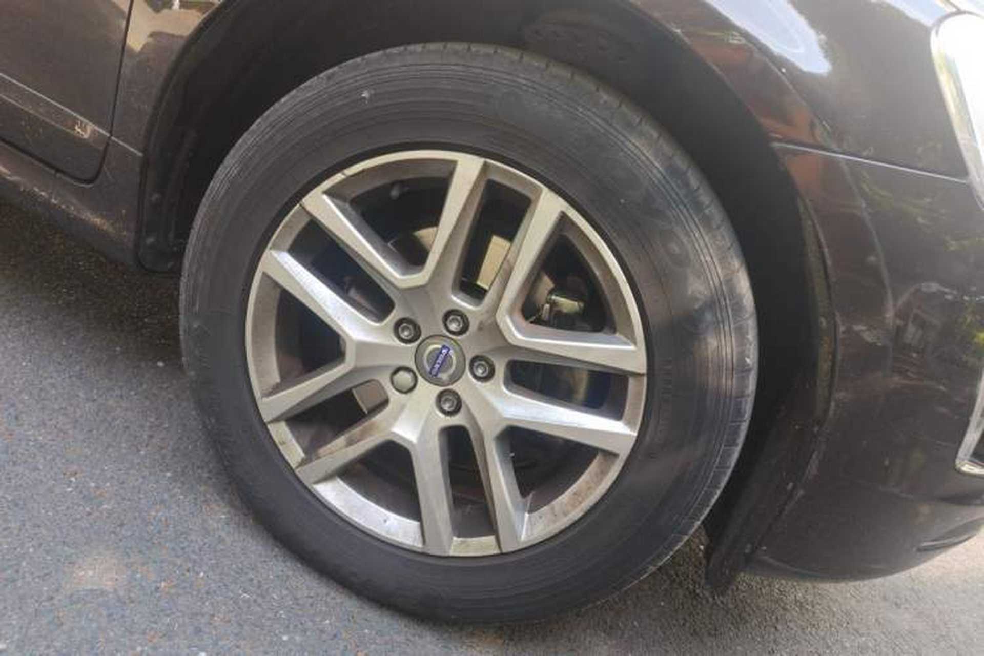 Used Volvo XC60 2017 T5 Smart Upgrade Edition Right Front Wheel Hub