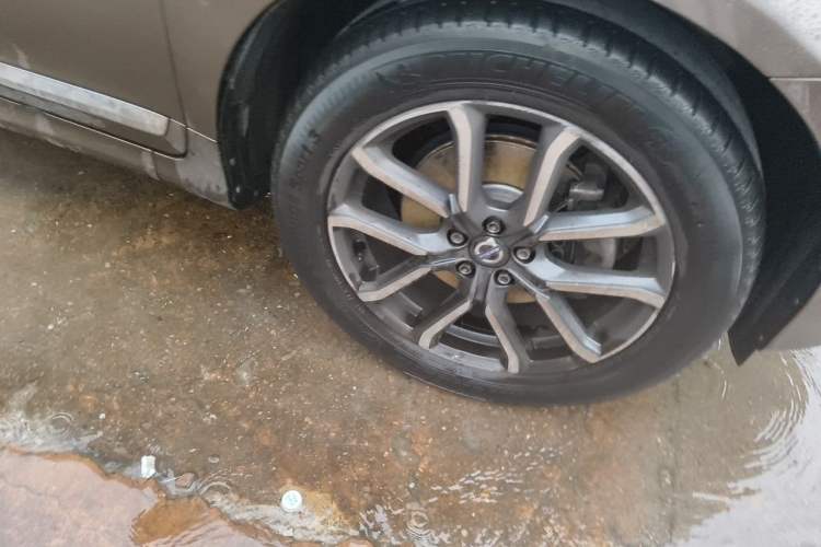 Used Volvo XC60 2017 T5 AWD Smart Upgrade Edition Right Front Wheel Hub