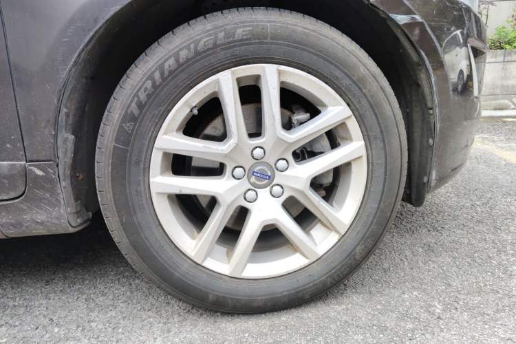 Used Volvo XC60  Right Front Wheel Hub