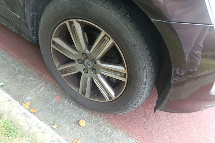 Used Volvo XC60 2017 T5 AWD Smart Upgrade Edition Right Front Wheel Hub