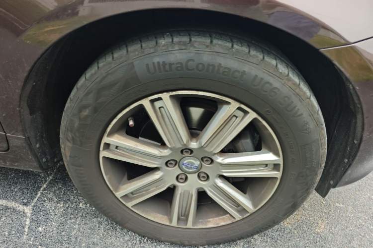 Used Volvo XC60 2017 T5 AWD Smart Upgrade Edition Right Front Wheel Hub