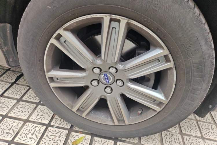 Used Volvo XC60 2017 T5 AWD Smart Upgrade Edition Right Front Wheel Hub
