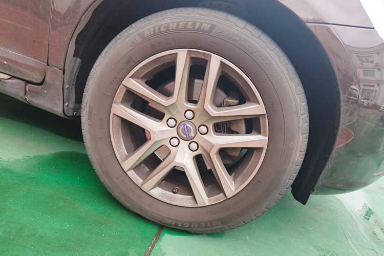 Used Volvo XC60 2017 T5 Smart Upgrade Edition Right Front Wheel Hub