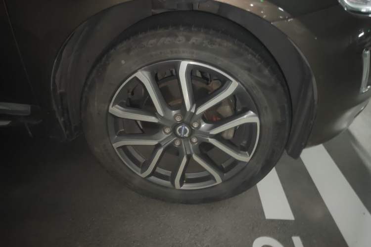 Used Volvo XC60 2017 T5 AWD Smart Upgrade Edition Right Front Wheel Hub