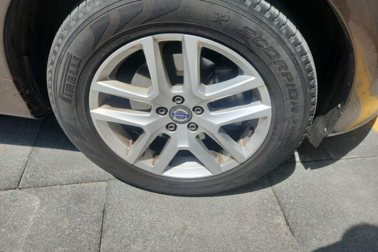 Used Volvo XC60 2017 T5 Smart Upgrade Edition Right Front Wheel Hub