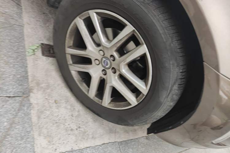 Used Volvo XC60 2017 T5 Smart Upgrade Edition Right Front Wheel Hub