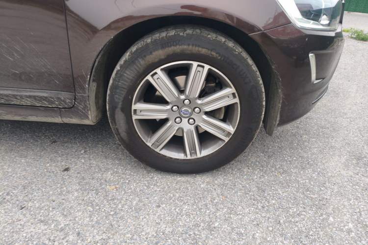Used Volvo XC60 2017 T5 AWD Smart Upgrade Edition Right Front Wheel Hub