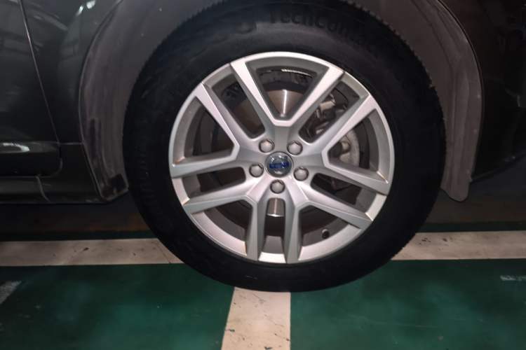 Used Volvo XC60 2017 T5 Smart Upgrade Edition Right Front Wheel Hub