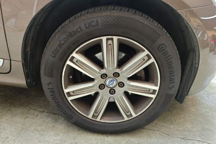 Used Volvo XC60 2017 T5 AWD Smart Range Edition Right Front Wheel Hub