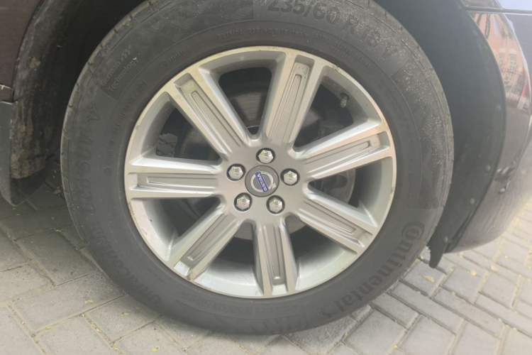Used Volvo XC60 2017 T5 AWD Smart Upgrade Edition Right Front Wheel Hub