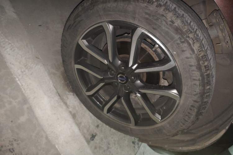 Used Volvo XC60 2017 T5 AWD Smart Drive Edition Right Front Wheel Hub