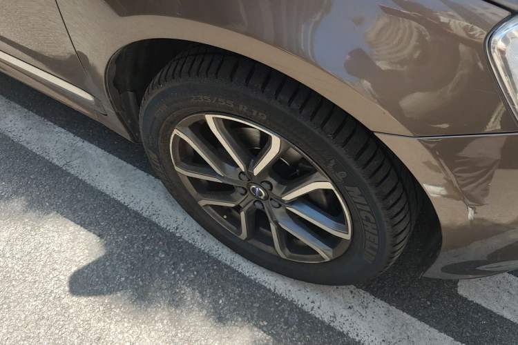 Used Volvo XC60 2017 T5 AWD Smart Upgrade Edition Right Front Wheel Hub