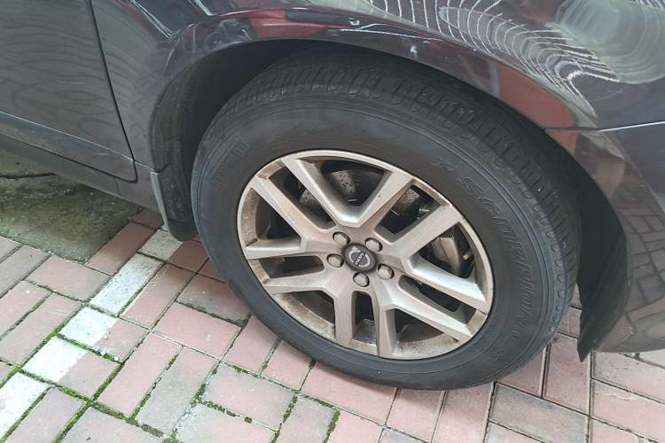 Used Volvo XC60 2017 T5 AWD Smart Upgrade Model Right Front Wheel Hub