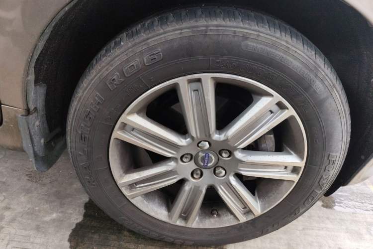 Used Volvo XC60 2017 T5 AWD Smart Range Edition Right Front Wheel Hub