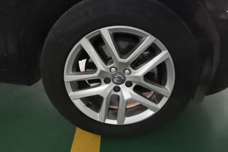 Used Volvo XC60 2017 T5 Smart Upgrade Edition Right Front Wheel Hub