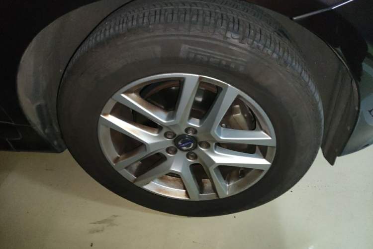 Used Volvo XC60 2017 T5 AWD Smart Upgrade Model Right Front Wheel Hub