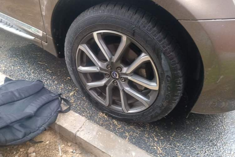 Used Volvo XC60 2017 T5 AWD Smart Upgrade Edition Right Front Wheel Hub