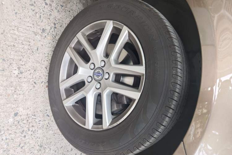 Used Volvo XC60 2017 T5 Smart Upgrade Edition Right Front Wheel Hub