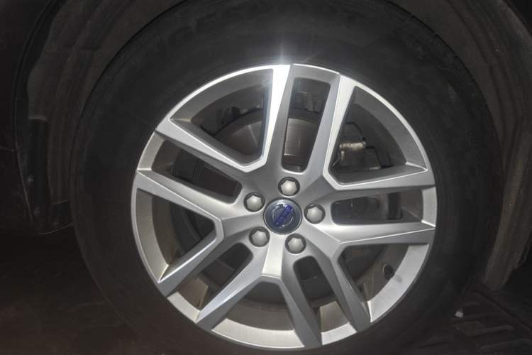 Used Volvo XC60 2017 T5 AWD Smart Upgrade Model Right Front Wheel Hub