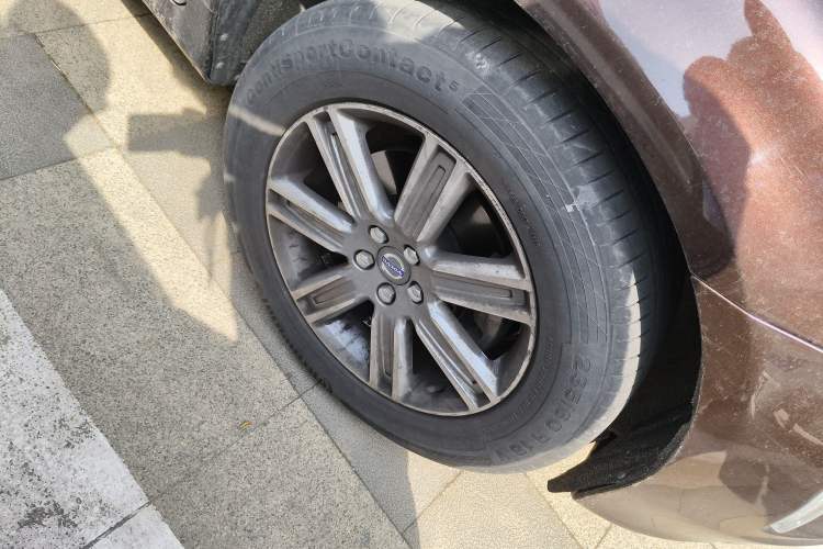 Used Volvo XC60 2017 T5 AWD Smart Range Edition Right Front Wheel Hub