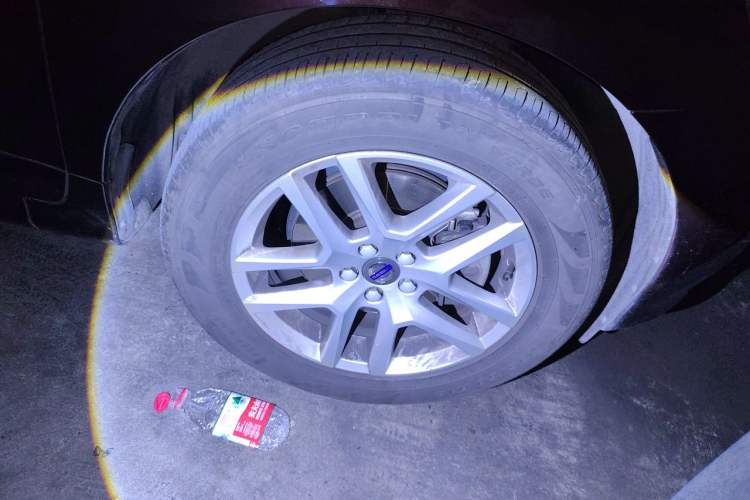 Used Volvo XC60 2017 T5 Smart Upgrade Edition Right Front Wheel Hub