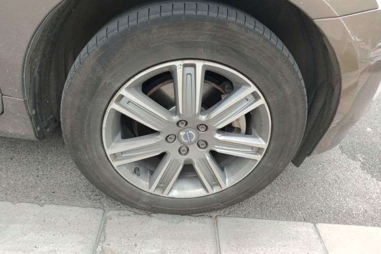 Used Volvo XC60 2017 T5 AWD Smart Range Edition Right Front Wheel Hub
