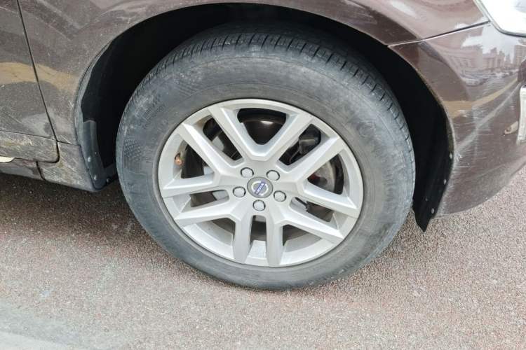 Used Volvo XC60 2017 T5 Smart Upgrade Edition Right Front Wheel Hub