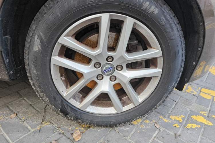 Used Volvo XC60 2017 T5 AWD Smart Upgrade Model Right Front Wheel Hub