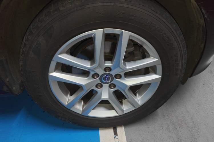Used Volvo XC60 2017 T5 Smart Upgrade Edition Right Front Wheel Hub