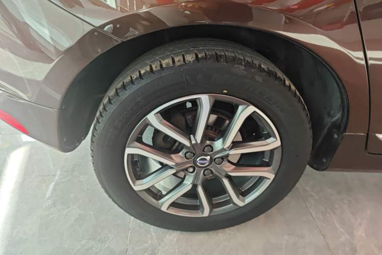 Used Volvo XC60 2017 T5 AWD Smart Upgrade Edition Right Rear Wheel Hub
