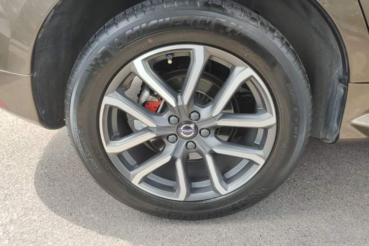 Used Volvo XC60 2017 T5 AWD Smart Upgrade Edition Right Rear Wheel Hub