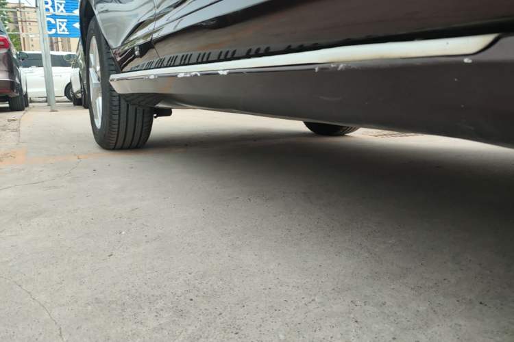 Used Volvo XC60 2017 T5 Smart Upgrade Edition Right Side Sill
