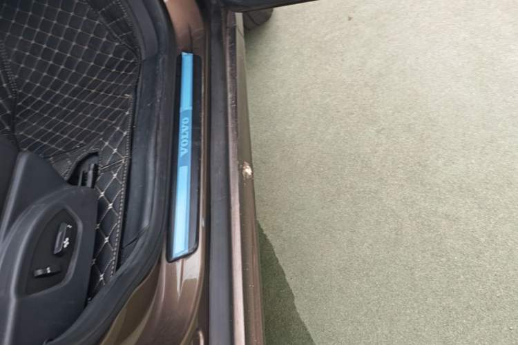 Used Volvo XC60 2017 T5 AWD Smart Range Edition Right Side Sill