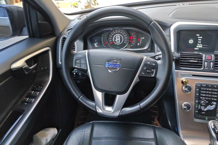 Used Volvo XC60 2017 T5 AWD Smart Upgrade Model Steering Wheel