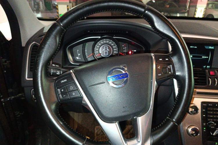 Used Volvo XC60 2017 T5 AWD Smart Upgrade Model Steering Wheel