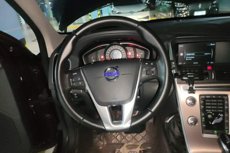 Used Volvo XC60 2017 T5 AWD Smart Upgrade Model Steering Wheel
