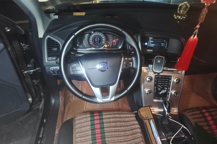 Used Volvo XC60 2017 T5 AWD Smart Upgrade Model Steering Wheel