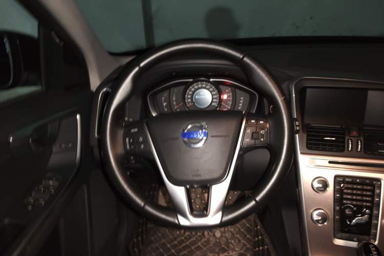 Used Volvo XC60 2017 T5 Smart Upgrade Edition Steering Wheel